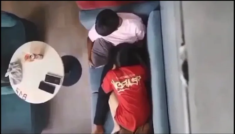 Quay lén gấu bú mút cho gấu nơi công cộng