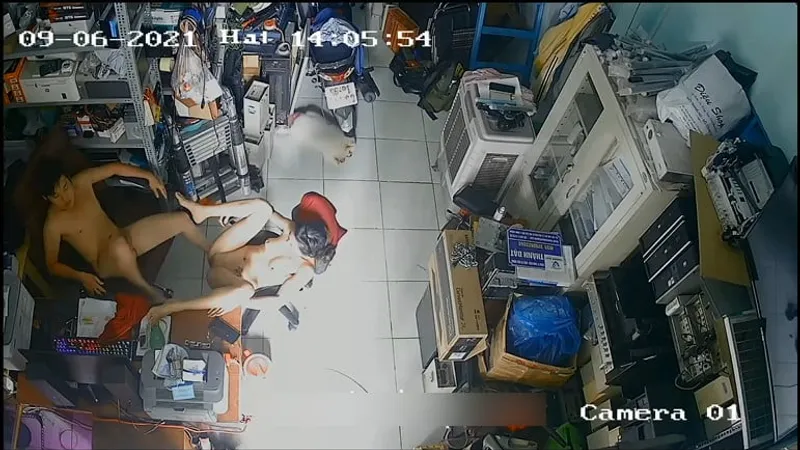 Người vợ chồng yêu trả bài nhau trong của hàng máy tính