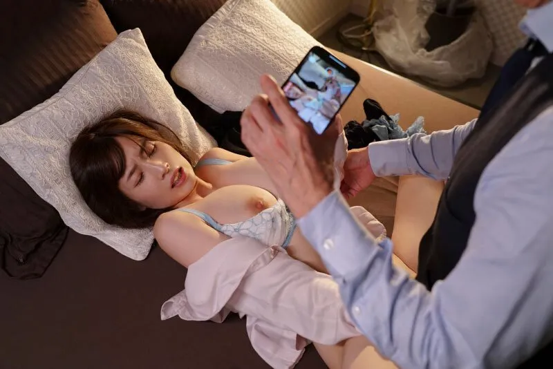 Tiền bối chuốc thuốc em thư ký bắt phang cả đêm khi đi công việc xa