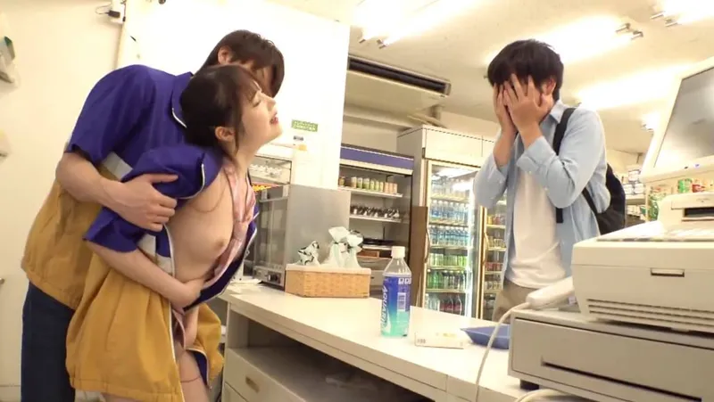 Em nhân viên cửa cây hàng tiện lợi thác loạn với anh quản lý