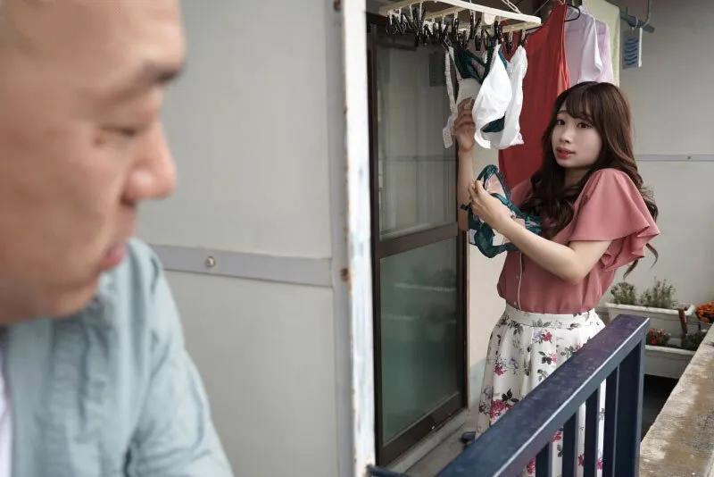 Gã nhà cạnh bên chuyên soi mói và cặp vợ ông xã thường xuyên rên la quá to