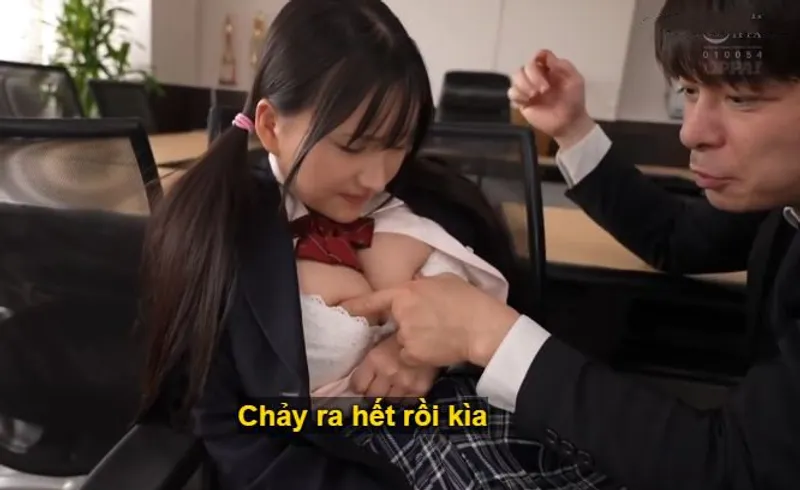 Trong suốt 3 năm, thầy giáo rèn luyện cô học trò ngực đẹp thành "bình đựng tinh" đích thực.