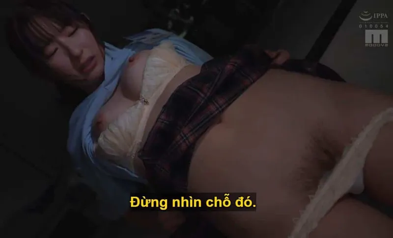 Ông chủ lập mưu quan hệ tình dục với cô nhân viên dưới quyền kiêu kỳ lười nhác, suốt ngày bận rộn chat chit cùng người yêu.