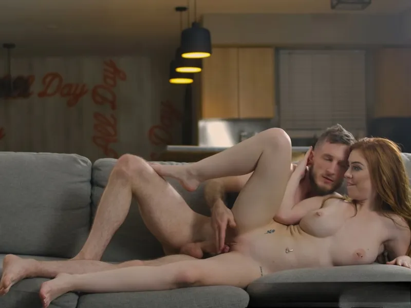 đang tăng ca mà người yêu cứ dùng lỗ lồn dụ tôi doggy cùng em