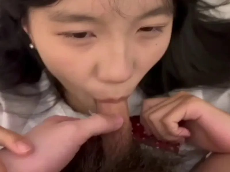 Em loli dễ thương liếm cậu bé biến em thành con đào dam dang p2